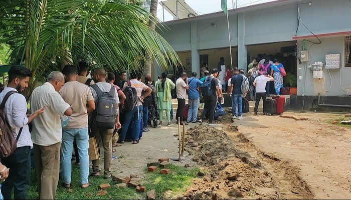 আখাউড়া ইমিগ্রেশনের দুর্বল সার্ভারে ধীরগতি, ভোগান্তিতে যাত্রীরা