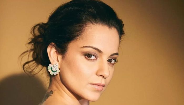 নিজের ঢোল নিজেই পেটাচ্ছেন