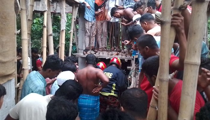 সেপটিক ট্যাংক থেকে নির্মাণ শ্রমিকদের উদ্ধার করে ফায়ার সার্ভিস। প্রবা ফটো