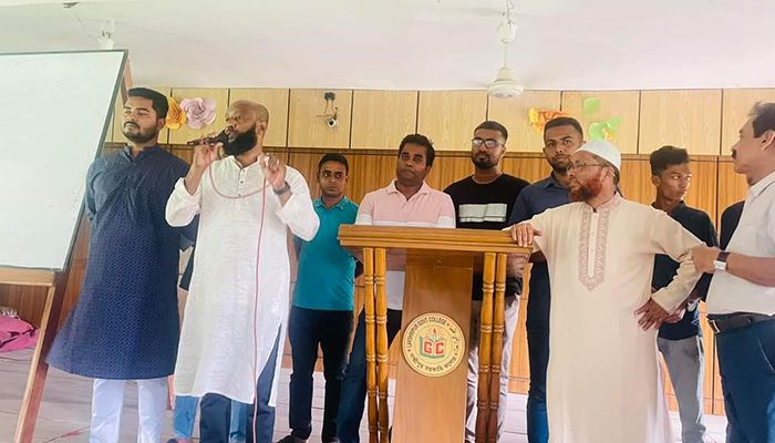 কলেজের শ্রেণিকক্ষে চেয়ারম্যান প্রার্থীর প্রচারণা