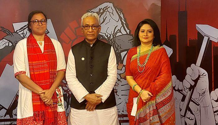 ‘কাঠফাটা রোদ সেঁকে চামড়া’
