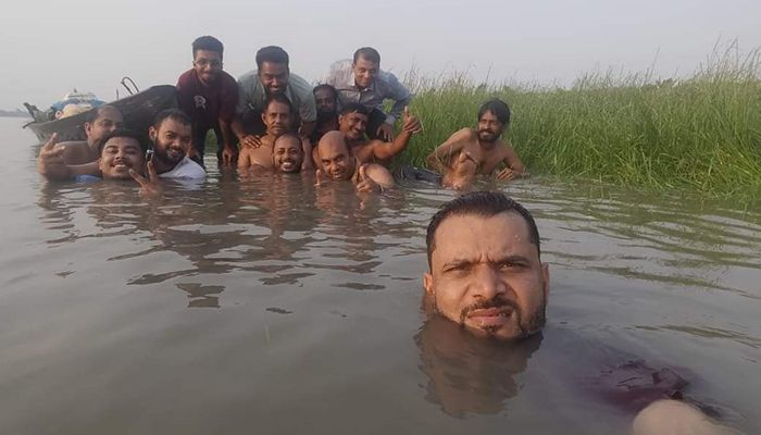 বন্ধুদের সঙ্গে যেন শৈশবে ফিরে গেলেন মাশরাফি
