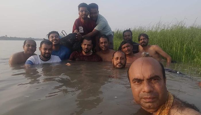 বন্ধুদের সঙ্গে যেন শৈশবে ফিরে গেলেন মাশরাফি