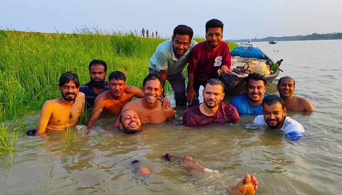 বন্ধুদের সঙ্গে যেন শৈশবে ফিরে গেলেন মাশরাফি