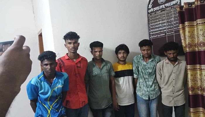 জামালপুরে ট্রেনে হামলা, দেশীয় অস্ত্রসহ কিশোর গ্যাংয়ের ৬ সদস্য আটক