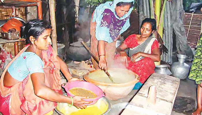 কাসুন্দিতে কপাল খুলল বেড়ার নারীদের