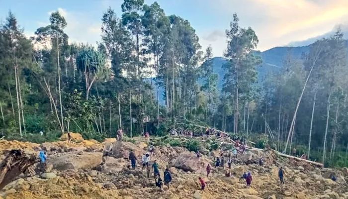 ৪ মরদেহ উদ্ধার, নিহতের সংখ্যা তিনশ ছাড়ানোর আশঙ্কা 