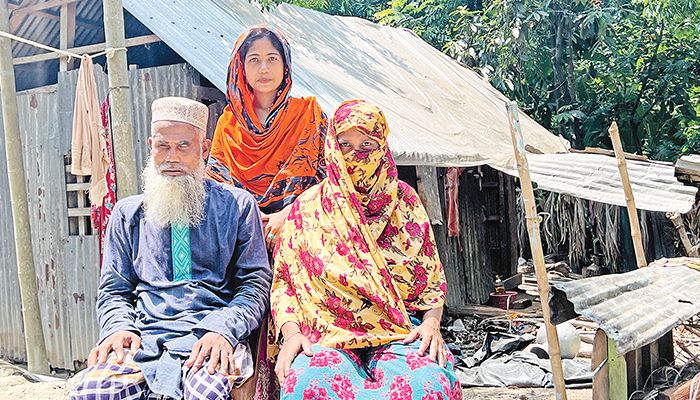 দারিদ্র্যকে বৃদ্ধাঙ্গুলি দেখানো অদম্য হালিমা