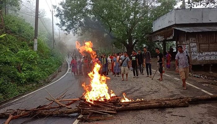 রাঙামাটিতে রাস্তায় আগুন জ্বালিয়ে অর্ধদিবস অবরোধ পালিত