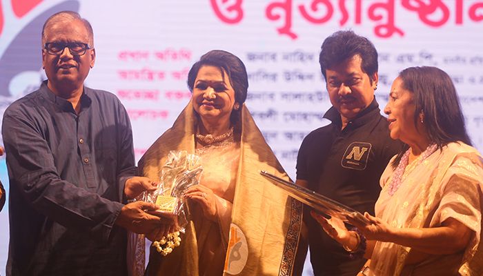সম্মাননা পেলেন শামীম আরা নীপা