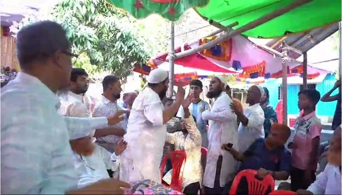 ভাইরাল ভিডিওতে কাজীর অফিস সহকারী ও বিএনপি নেতা শাহাদাত হোসেন খানের বাগ্‌বিতণ্ডার দৃশ্য। ছবি : সংগৃহীত