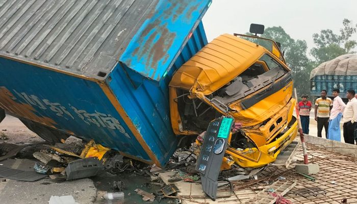 টাঙ্গাইলে কাভার্ড ভ্যান-ট্রাকের সংঘর্ষে নিহত ১