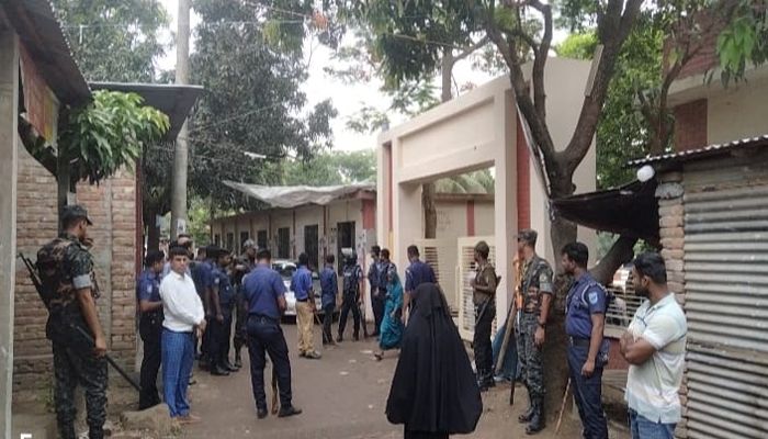 বুধবার সকালে উপজেলার কাকশিয়া সরকারি প্রাথমিক বিদ্যালয় ভোটকেন্দ্রে গিয়ে পুলিশ ও নির্বাহী ম্যাজিস্ট্রেট পরিস্থিতি নিয়ন্ত্রণে আনে। প্রবা ফটো