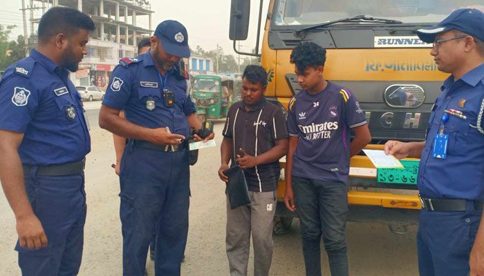 শনিবার সকালে শহরের বনানী বাসস্ট্যান্ড এলাকায় এ অভিযানের নেতৃত্ব দেন অতিরিক্ত পুলিশ সুপার (ট্রাফিক) সুমন রঞ্জন সরকার । প্রবা ফটো