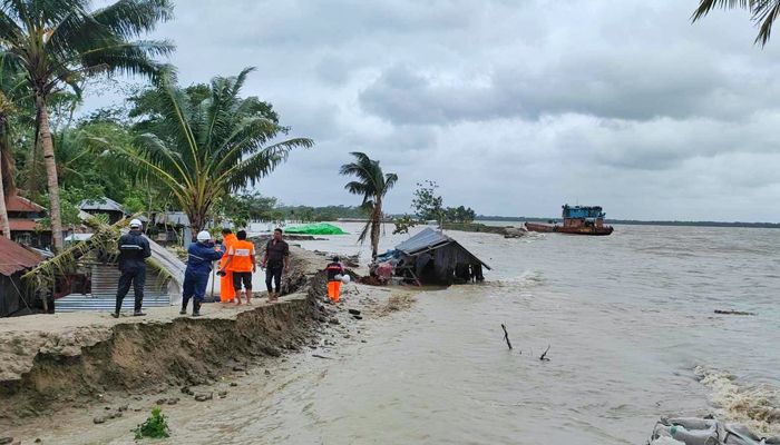 ‘বেড়িবাঁধ থাকলে মোগো ঘর-বাড়ি পানিতে তলাইয়া যাইত না’