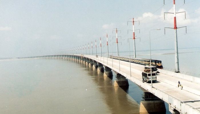 বঙ্গবন্ধু সেতুর সার্ভিস লাইফ টাইম চলে যাওয়ায় ১২৮ কোটি টাকা ব্যয়ে ঠিকাদার নিয়োগ দিয়েছে সরকার। ছবি : সংগৃহীত