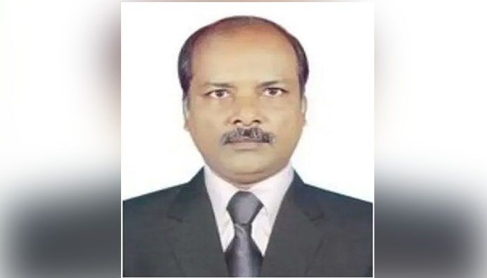 বিশ্ববিদ্যালয় রাজশাহীতে অফিস করেন ঢাকায়