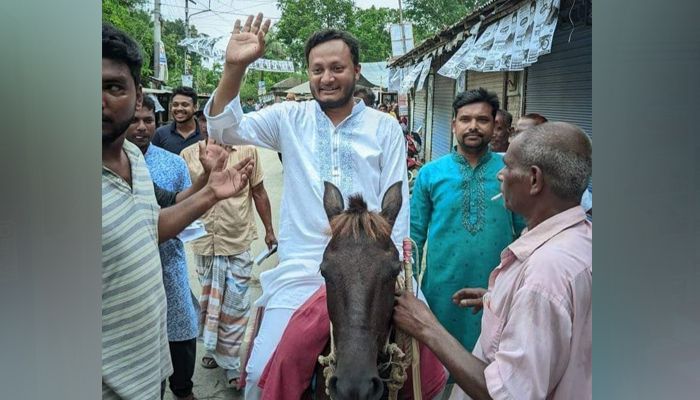 চারঘাটে জীবন্ত ঘোড়া নিয়ে প্রচারণা!