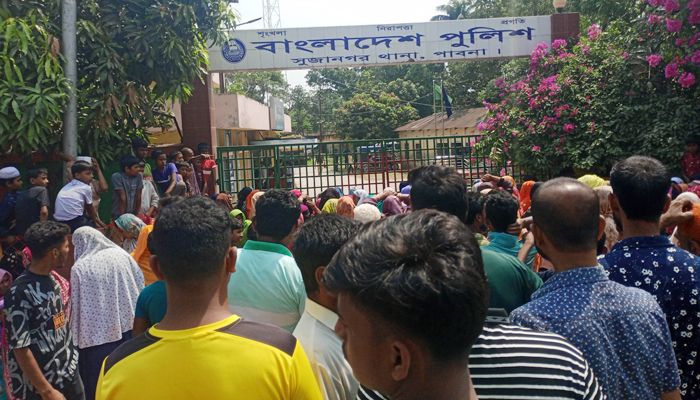 পাবনায় চেয়ারম্যান প্রার্থীর মুক্তির দাবিতে থানা ঘেরাও করে বিক্ষোভ