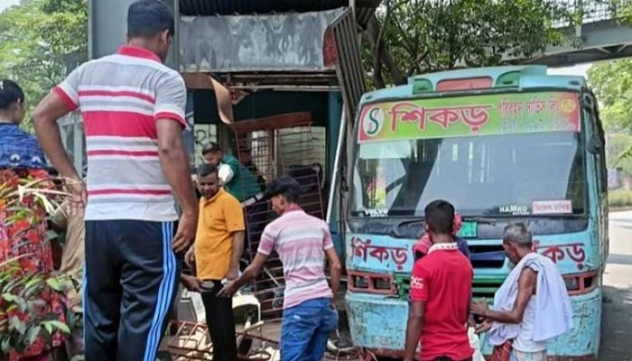 পুলিশ বক্সে ঢুকে গেল বাস, এসআই আহত