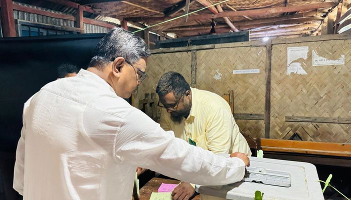 ভোট দিলেন কাদের মির্জা, বললেন ভোটের পরিবেশ সুষ্ঠু