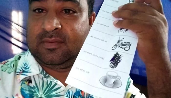 রাজশাহীতে ব্যালটে সিল মেরে সেলফি তুলে ফেসবুকে পোস্ট