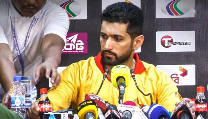 সংবাদ সম্মেলনে কোকাকোলার বোতল সরিয়ে আলোচনায় রাজা