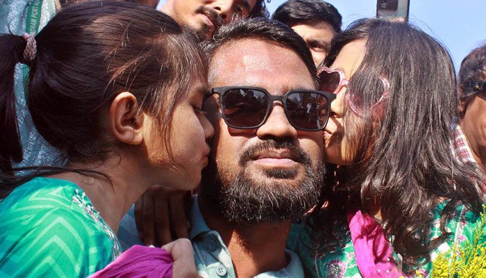 দুই কন্যার আদরে সিক্ত জীবনজয়ী বাবা আতিক উল্লাহ