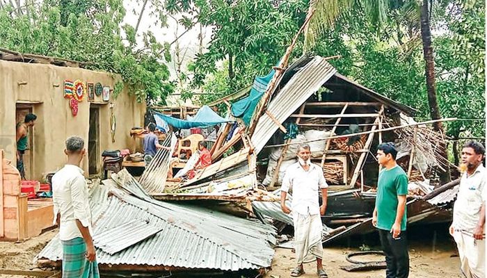 দিন কাটছে খোলা আকাশের নিচে