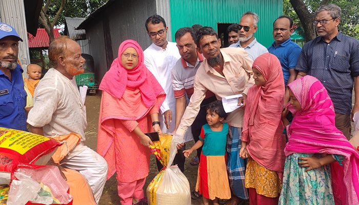 আখাউড়ায় ত্রাণের চাল পেল পানিবন্দি ৬৭ পরিবার