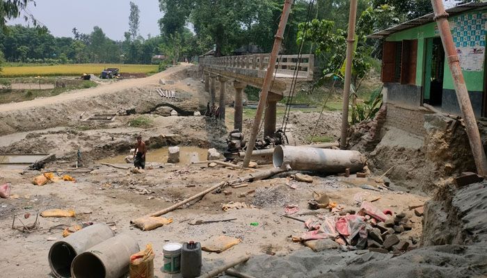 দরপত্র ছাড়াই ব্রিজের মালামাল বিক্রি করে দিলেন ঠিকাদার