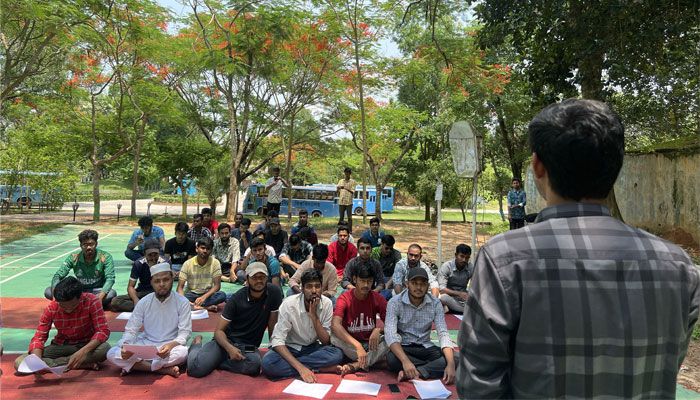 ক্যাম্পাস চালুর দাবিতে শিক্ষার্থীদের প্রতীকী ক্লাস 