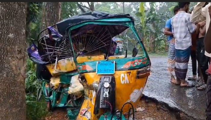 পিকআপের চাপায় দুমড়েমুচড়ে যাওয়া অটোরিকশা। প্রবা ফটো