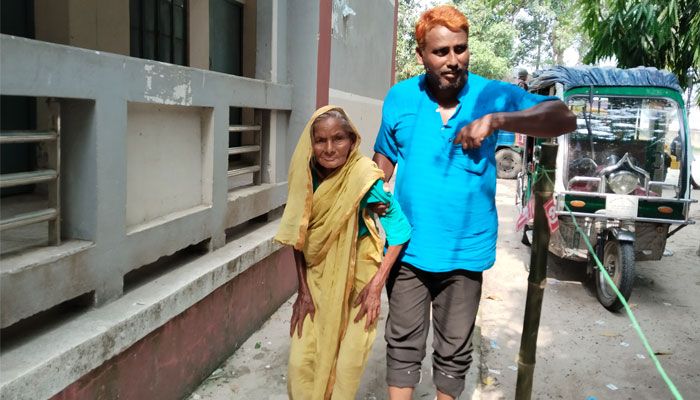 নাতির হাত ধরে ভোট দিলেন ১০৫ বছরের জাহানারা