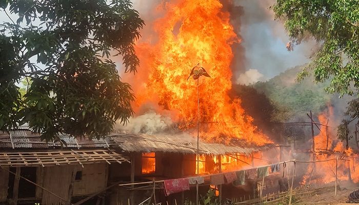 আগুনে পুড়ল দুর্গম পাহাড়ের ১১ বসতঘর