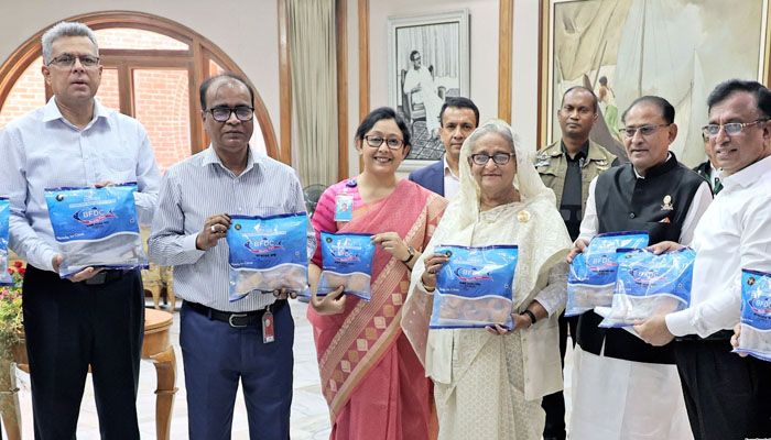 মৎস্য ও প্রাণিসম্পদমন্ত্রী মো. আব্দুর রহমানের নেতৃত্বে একটি প্রতিনিধিদল গণভবনে প্রধানমন্ত্রী শেখ হাসিনার সঙ্গে সাক্ষাৎ করে ‘রেডি টু কুক ফিশ’ সামগ্রী হস্তান্তর করেন। প্রবা ফটো