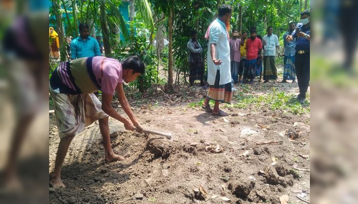 গোপালগঞ্জে মৃত্যুর ২০ দিন পর কবর থেকে তোলা হলো লাশ