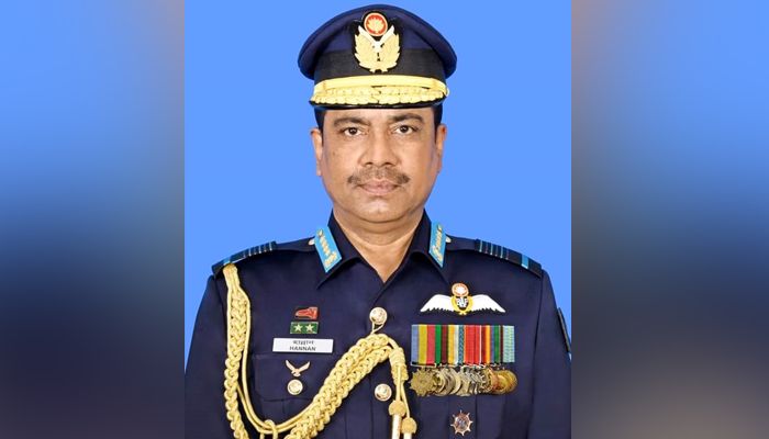 বাংলাদেশ বিমানবাহিনীর প্রধান এয়ার চিফ মার্শাল শেখ আব্দুল হান্নান। ছবি : আইএসপিআর