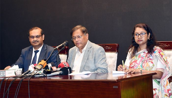 পররাষ্ট্র মন্ত্রণালয়ের মিলনায়তনে বুধবার প্রেস ব্রিফিংয়ে পররাষ্ট্রমন্ত্রী ও আওয়ামী লীগের যুগ্ম সাধারণ সম্পাদক ড. হাছান মাহমুদ। ছবি : সংগৃহীত