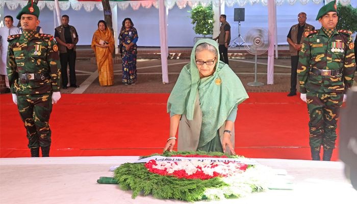 টুঙ্গিপাড়ায় বঙ্গবন্ধুর সমাধিতে প্রধানমন্ত্রীর শ্রদ্ধা