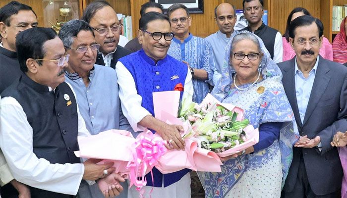 গণভবনে নেতাকর্মীদের ফুলের শুভেচ্ছা-ভালোবাসায় সিক্ত শেখ হাসিনা