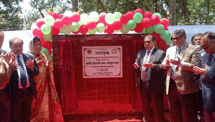 কক্সবাজার জেলা ও দায়রা জজ আদালত প্রাঙ্গনে বিচারপ্রার্থীদের জন্য নির্মিত বিশ্রামাগার ‘ন্যায়কুঞ্জ’ এর ভিত্তিপ্রস্তর স্থাপন করেছেন প্রধান বিচারপতি ওবায়দুল হাসান। প্রবা ফটো