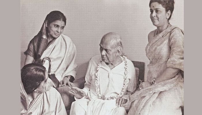 ‘মম এক হাতে বাঁকা বাঁশের বাঁশরী আর হাতে রণতূর্য’