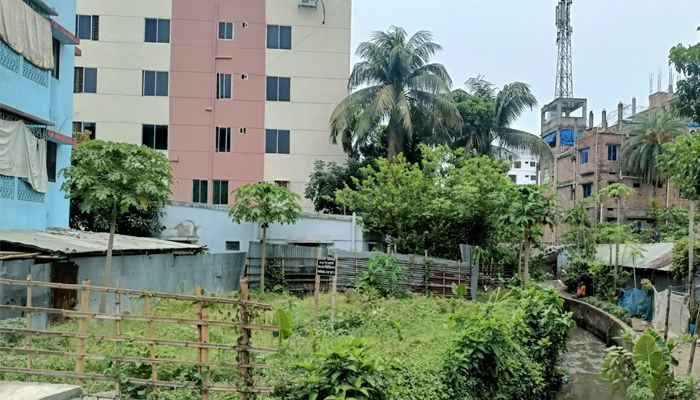 খাল দখল করে কেডিএ বোর্ড সদস্যের ৯ তলা ভবন