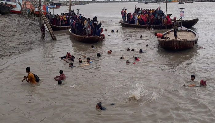 অতিরিক্ত যাত্রী নিয়ে মোংলায় ট্রলারডুবি
