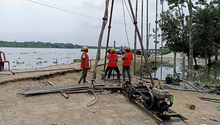 বাগেরহাটের মোরেলগঞ্জে পানগুছি নদীর ওপর প্রস্তাবিত সেতু নির্মাণেমাটি পরীক্ষার কাজ করেন শ্রমিকরা। সম্প্রতি তোলা। প্রবা ফটো