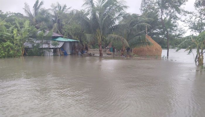 ঘূর্ণিঝড় রেমালের প্রভাবে নোয়াখালীর বিচ্ছিন্ন দ্বীপ উপজেলা হাতিয়ায় টানা বর্ষণ ও জোয়ারের পানিতে নিঝুমদ্বীপ ইউনিয়ন প্লাবিত হয়েছে। প্রবা ফটো