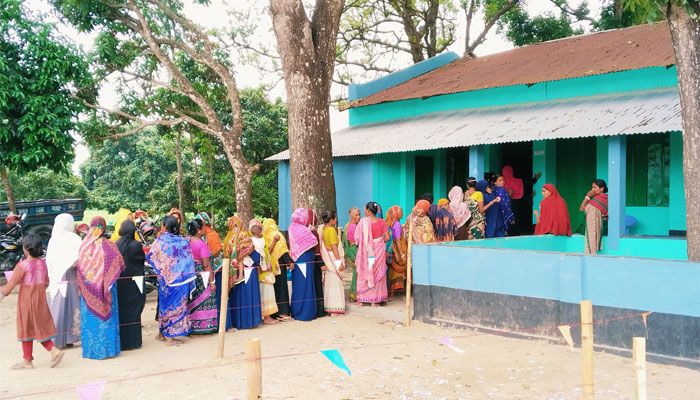 দিনাজপুরের খানসামা উপজেলায় কায়েমপুর উচ্চ বিদ্যালয়কেন্দ্রে নারী ভোটারদের লাইন। প্রবা ফটো