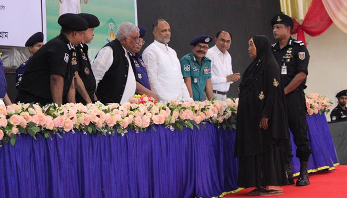 অস্ত্র জমা দিয়ে আত্মসমর্পণ করলেন ৫০ জলদস্যু