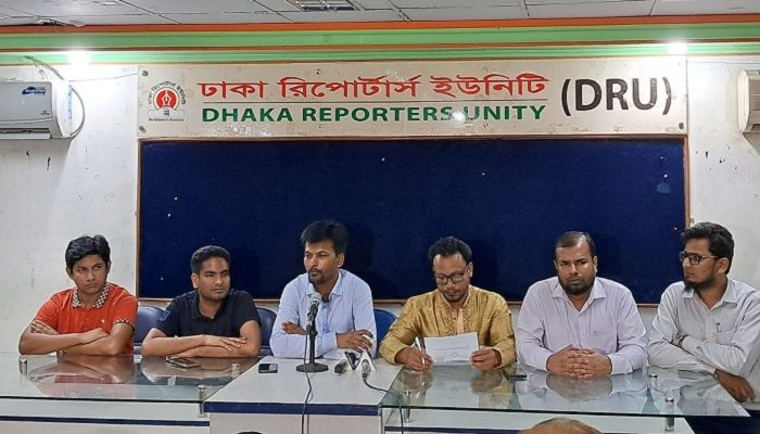 কাজে ফিরছেন পল্লী বিদ্যুৎ সমিতির কর্মকর্তা-কর্মচারীরা